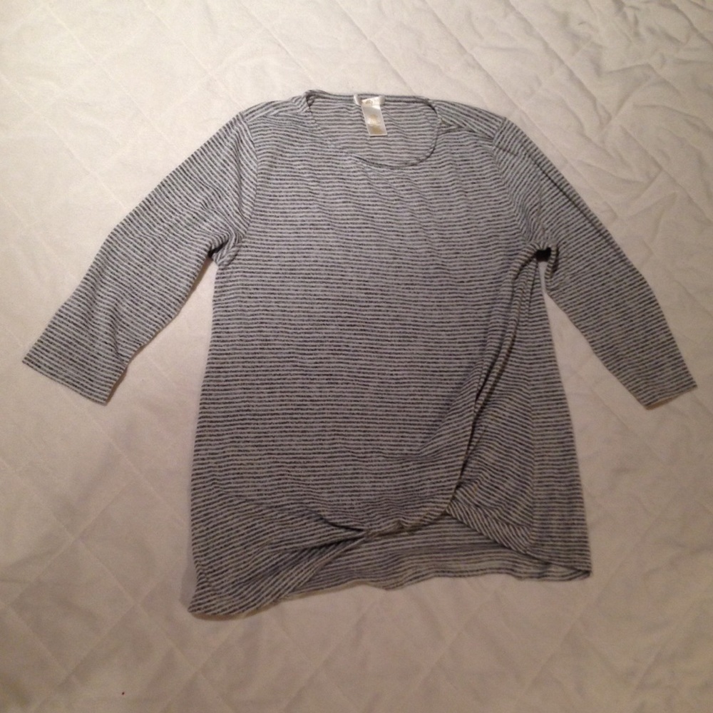 Soft grey & white striped 3/4 sleeve tee